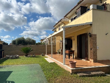 Foto Villa bifamiliare in Via Lago di Carezza 13, Nettuno di 130 m²