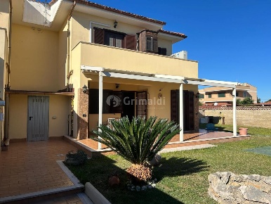 Foto Villa bifamiliare in Via Lago di Carezza 13, Nettuno di 130 m²