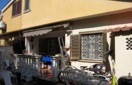 Foto Villa a schiera in Via Cefalù 19, Pomezia di 75 m² con 4 locali