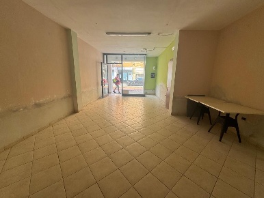 Foto Locale commerciale a Pontedera Centro di 95 m² con 3 locali in affitto