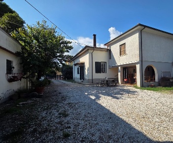 Foto Casa indipendente a Collesalvetti Guasticce di 160 m² con 6 locali