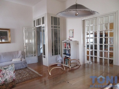 Foto Casa indipendente a Cerreto Guidi di 300 m² con 9 locali in vendita