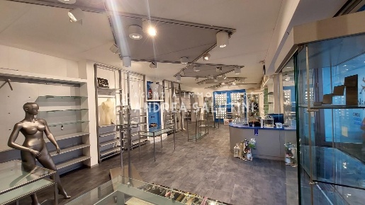 Foto Locale commerciale a Santa Maria a Monte Centro di 150 m² con 3 locali