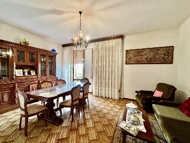 Foto Villa bifamiliare a Fucecchio Centro di 380 m² con 9 locali in vendita