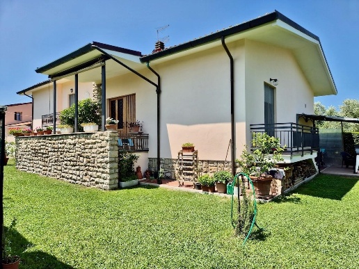 casa indipendente in vendita a Cascina in zona Navacchio
