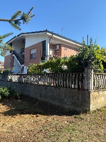 Foto Villa unifamiliare in strada cascina lupa, Asti di 320 m² con 9 locali