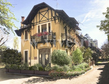 Foto Villa unifamiliare in Via Ippodromo, Milano Trenno di 400 m²