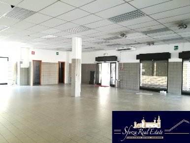 Foto Negozio in Piazza Europa, Corsico di 180 m² con 1 locali in vendita