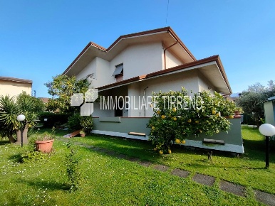 Foto Villa unifamiliare a Massa Ronchi - Poveromo di 270 m² con 8 locali