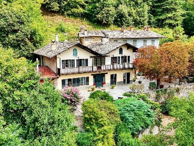 Foto Villa unifamiliare in Via RAVADERA 29, Torre Pellice Centro di 363 m²