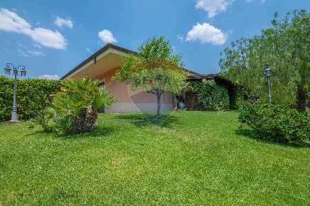 Foto Villa a schiera in via Bouganvillea, Caltagirone Centro di 300 m²