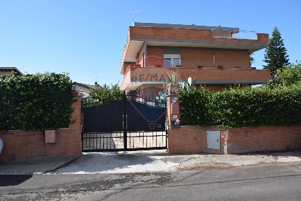 Foto Casa indipendente in Via Tanaro, Ardea di 360 m² con 12 locali