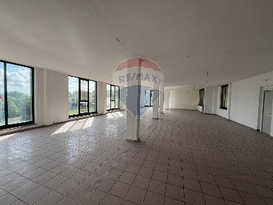 Foto Locale commerciale in Via Madonna di Loreto, Soriano nel Cimino Centro