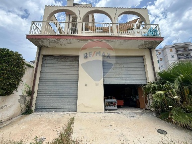 Foto Box in via francesco vita, Augusta Centro di 203 m² con 2 locali
