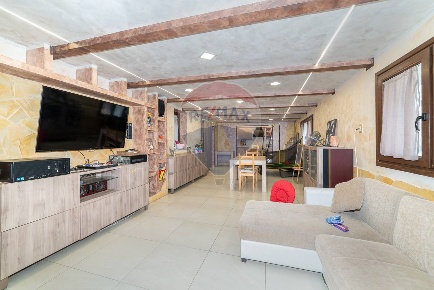 Foto Appartamento in Via Iacopo da Lentini, Mascalucia Centro di 150 m²