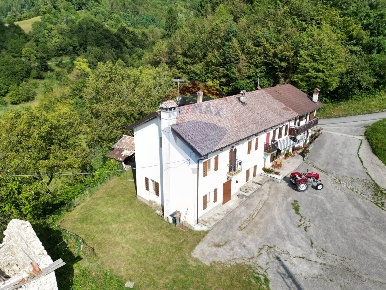 Foto Case semi ndipendenti in Frazione Stabie, Borgo Valbelluna di 185 m²