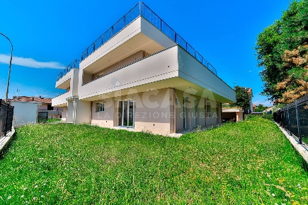 Foto Appartamento in Via Gramsci, Trezzano Rosa di 130 m² con 4 locali