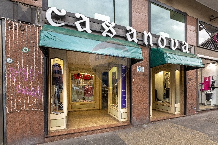 Foto Locale commerciale in Via Appia Nuova, Roma Colli Albani di 136 m²