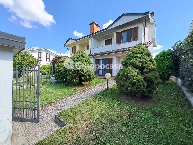 Foto Appartamento in Via Brocca, Magenta Centro di 180 m² con 4 locali