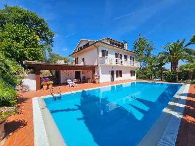 Foto Rustico in Contrada Santa Giuliana, Castignano di 420 m² con 7 locali
