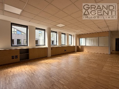 Foto Ufficio in Via Monte Baldo, Villafranca di Verona di 350 m² in affitto