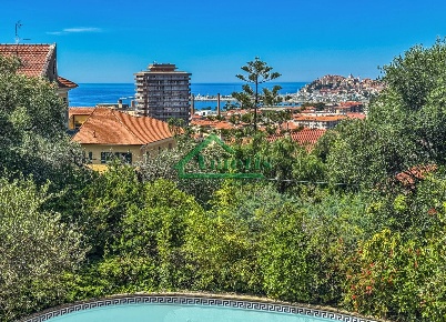 Foto Villa singola in Zona Cascine, Imperia Oneglia di 287 m² con 9 locali