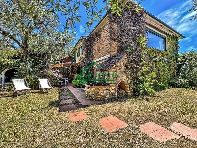Foto Villa singola in Zona Cascine, Imperia Oneglia di 287 m² con 9 locali