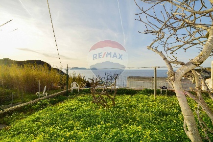 Foto Appartamento in Via Chiesa, Ponza Centro di 118 m² con 4 locali