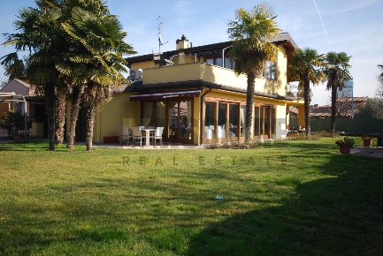 Foto Villa unifamiliare in Via Parma 79, Brescia Chiesanuova di 380 m²