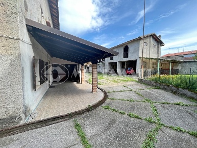 Foto Casa indipendente a Fiume Veneto Centro di 310 m² con 12 locali