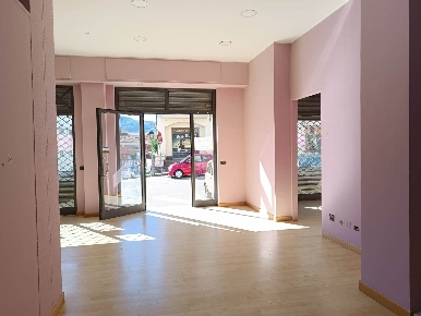 Foto Negozio a Giffoni Valle Piana Mercato di 56 m² con 2 locali in affitto