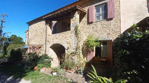 Foto Casa indipendente a Scansano di 196 m² con 8 locali in vendita