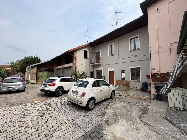 Foto Rustico in Via San Michele  1, Tradate Centro di 380 m² con 5 locali