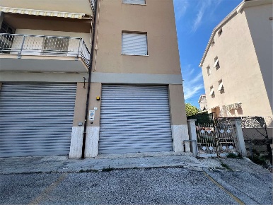 Foto Box in Via Fossombrone  4, Ancona Stazione di 77 m² con 1 locali