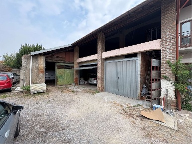 Foto Rustico in Via San Michele  1, Tradate Centro di 310 m² con 3 locali