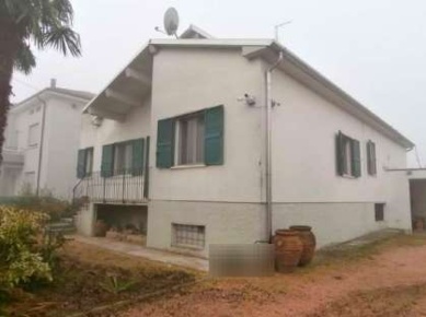 Foto Villa a schiera in Via Cavour, Castelbelforte di 158 m² con 6 locali