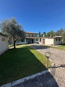 Foto Villa unifamiliare a Oderzo di 300 m² con 10 locali in vendita