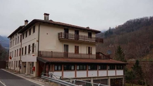 Foto Negozio in Via Gisbenti, Valli del Pasubio di 188 m² con 1 locali