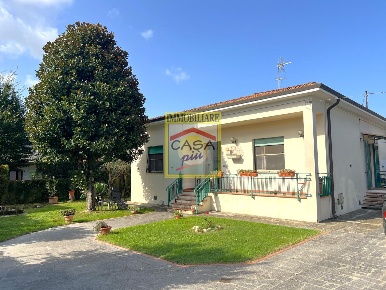 Foto Casa indipendente a Cascina Semicentro di 110 m² con 5 locali