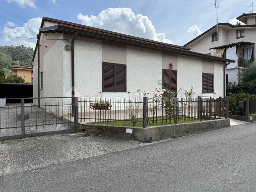 casa indipendente in vendita a Massarosa in zona Piano di Mommio