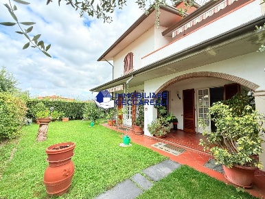 Foto Villa bifamiliare a Massa Marina di Massa Centro di 220 m² in vendita