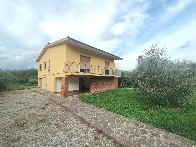 Foto Villa unifamiliare a Capannori Massa Macinaia - San Leonardo di 230 m²