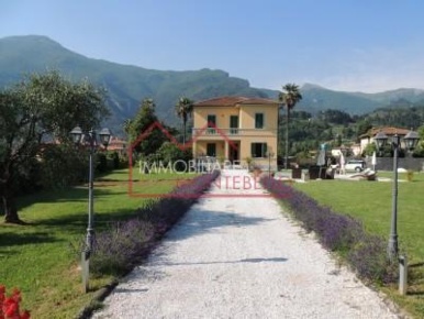 Foto Villa unifamiliare a Camaiore Camaiore Paese di 490 m² con 11 locali
