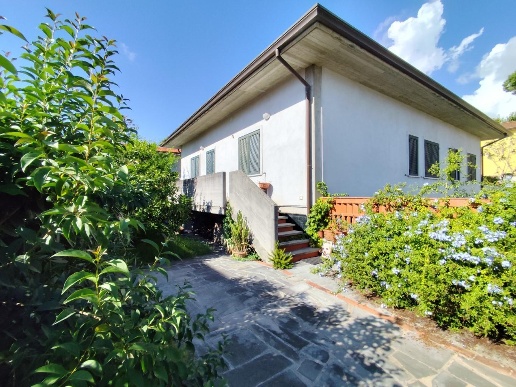 casa indipendente in vendita a Massa in zona Quercioli