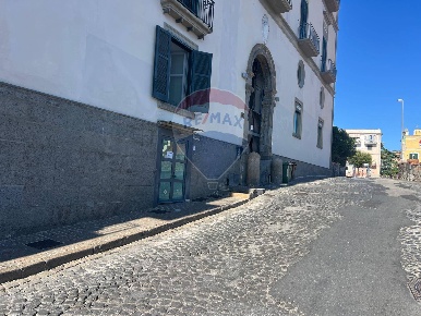 Foto Negozio a Pozzuoli Lungomare di 40 m² con 2 locali in vendita