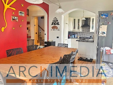Foto Appartamento in Via Gramsci, Malnate Centro di 130 m² con 4 locali