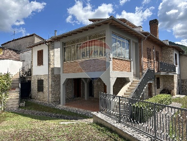 Foto Villa unifamiliare in Loc. Fogliano, Cascia Fogliano di 450 m²