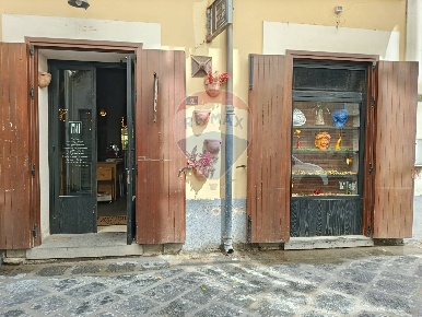 Foto Locale commerciale in Via Arturo Petrosini, Nocera Inferiore di 100 m²