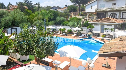 Foto Villa singola in Via Ombra, Mascalucia Centro di 266 m² con 8 locali