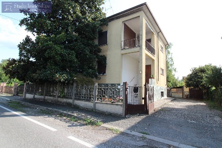 Foto Appartamento in Via Montebello, Casteggio Centro di 92 m² con 3 locali